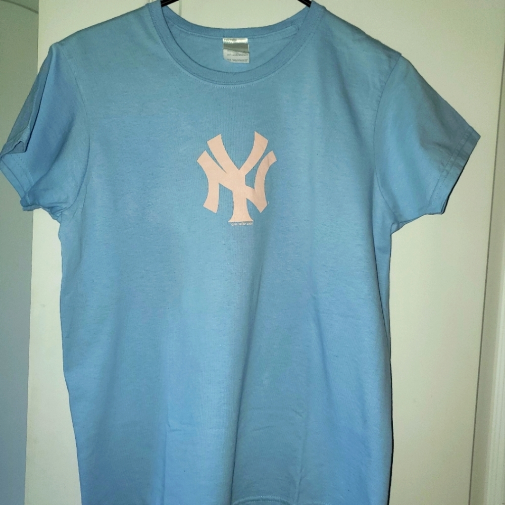 New York Yankees light blue t-shirt with NY in pink M